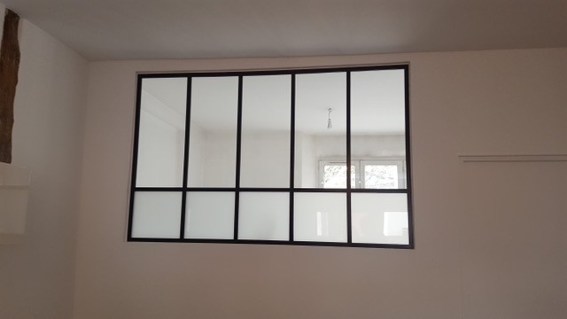 Fenêtre de style atelier avec une allège comprenant un vitrage opale dépoli Fenêtre de style atelier avec une allège comprenant un vitrage opale dépoli