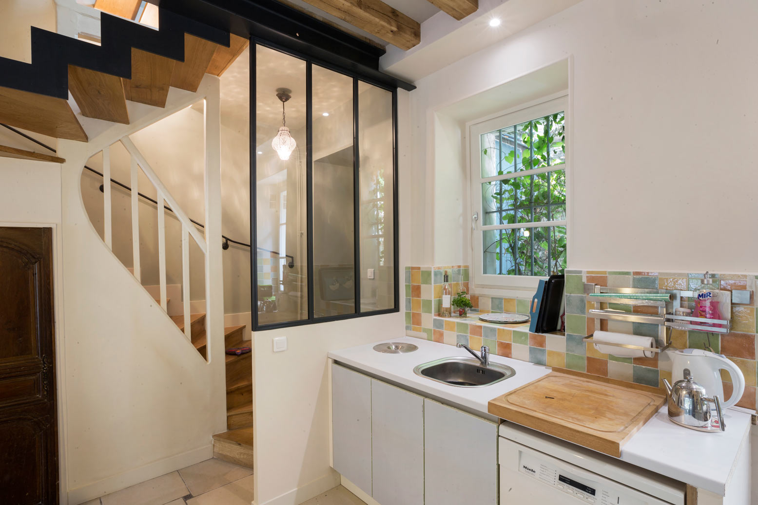 Cloison vitrée de séparation d'une cuisine et d'un couloir - Modèle ATELIER