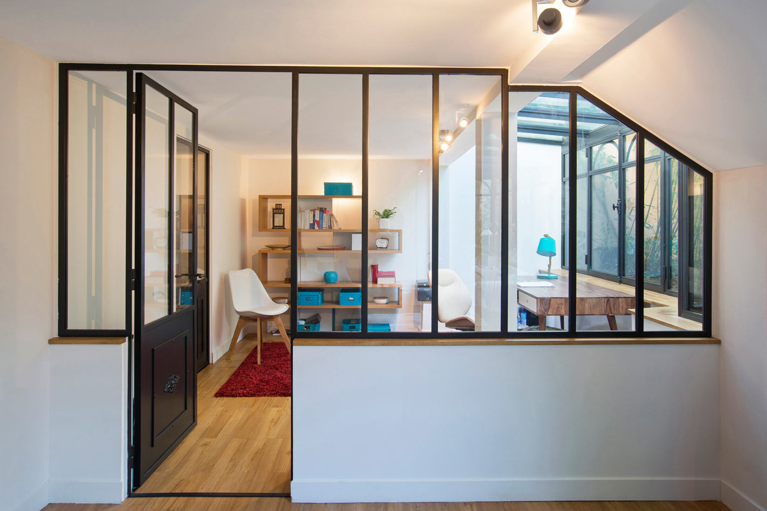 Verrière atelier d'artiste pour un bureau sous toiture en pente