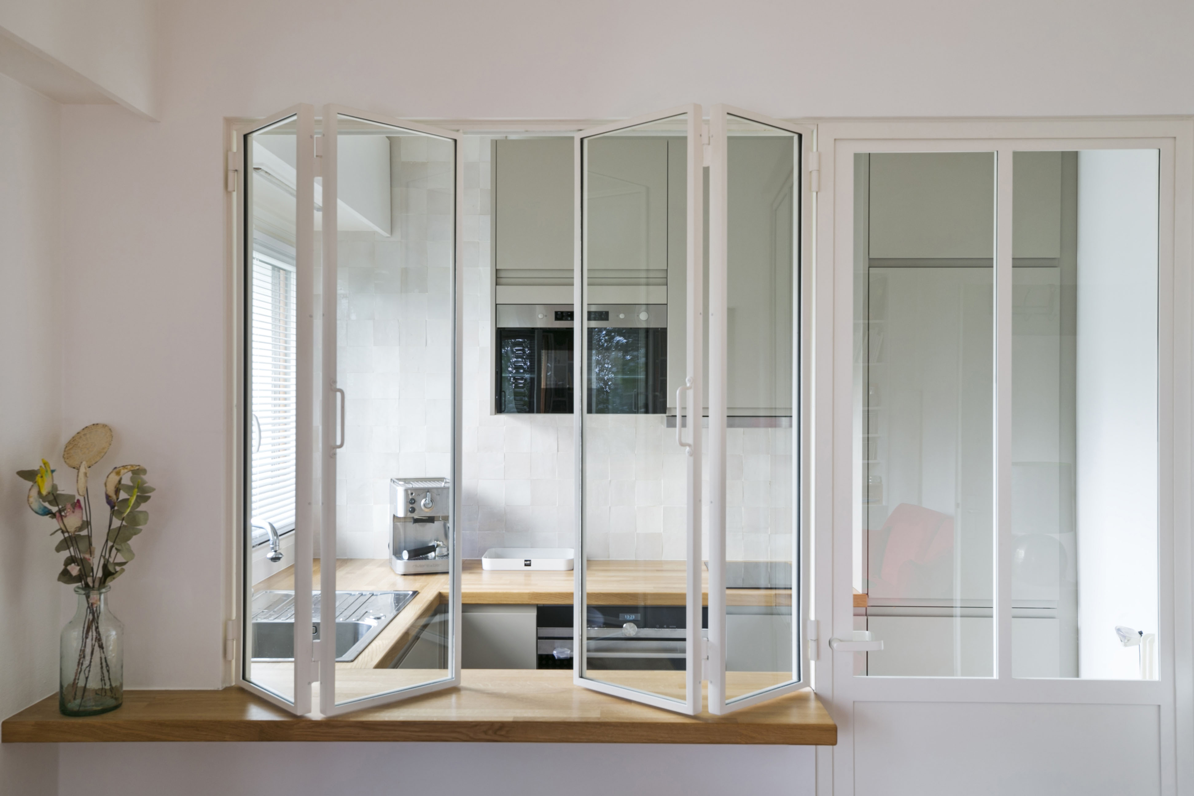 Fenêtre en accordéon dans une verrière atelier d'artiste d'intérieur