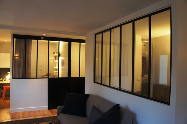 Séparation entre un salon et trois chambres avec vitrage à renforcement acoustique et phonique