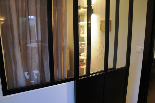Verrière et porte coulissante atelier d'artiste pour cloisonner une chambre d'enfant