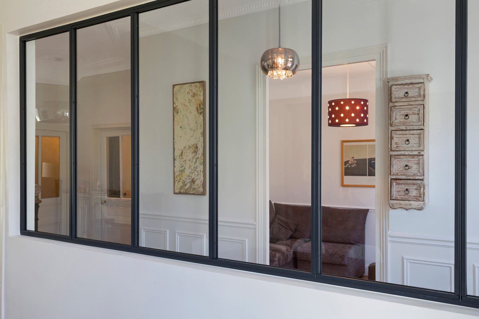 Verrière atelier d'artiste posée un muret dans une entrée Verrière atelier d'artiste posée un muret dans une entrée