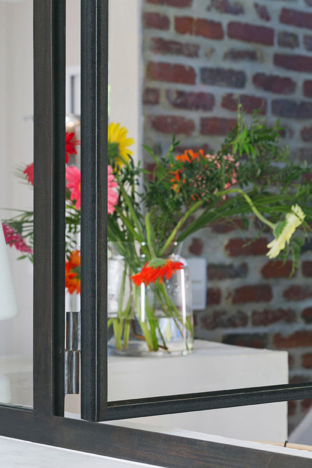 Fenêtre intégrée dans une verrière atelier d'artiste dans l'entrée d'un appartement Fenêtre intégrée dans une verrière atelier d'artiste dans l'entrée d'un appartement