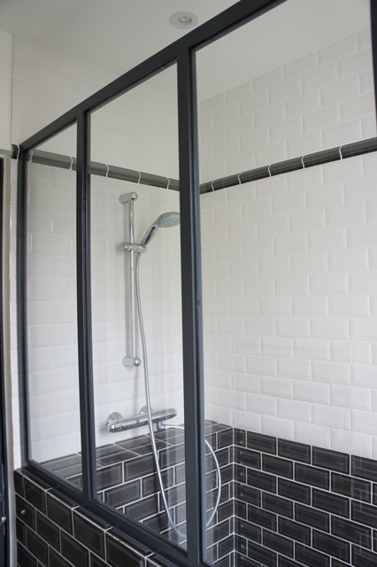 http://verrieres.turpin-longueville.com/cloison-atelier-artiste-piece-maison-appartement/verriere-cloison-separation-atelier-artiste-salle-de-bain-douche-salle-d-eau.html Verrière pare douche atelier d'artiste équipé d'un verre trempé 6 mm