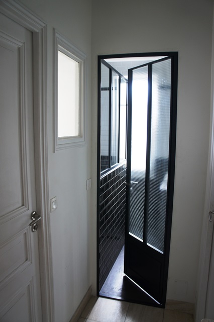 Porte et pare douche de type atelier d'artiste avec finition de couleur thermo laquée - Couleur gris Anthracite (référence RAL 7016 satiné) Porte et pare douche de type atelier d'artiste avec finition de couleur thermo laquée - Couleur gris Anthracite (référence RAL 7016 satiné)
