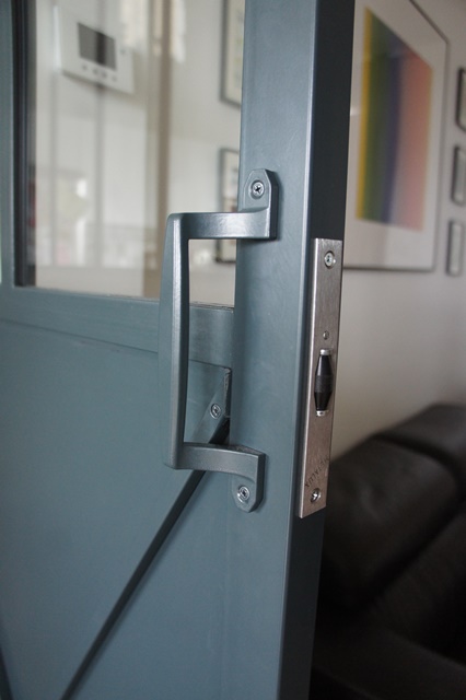 Poignée de tirage pour porte atelier d'artiste, avec serrure à rouleau